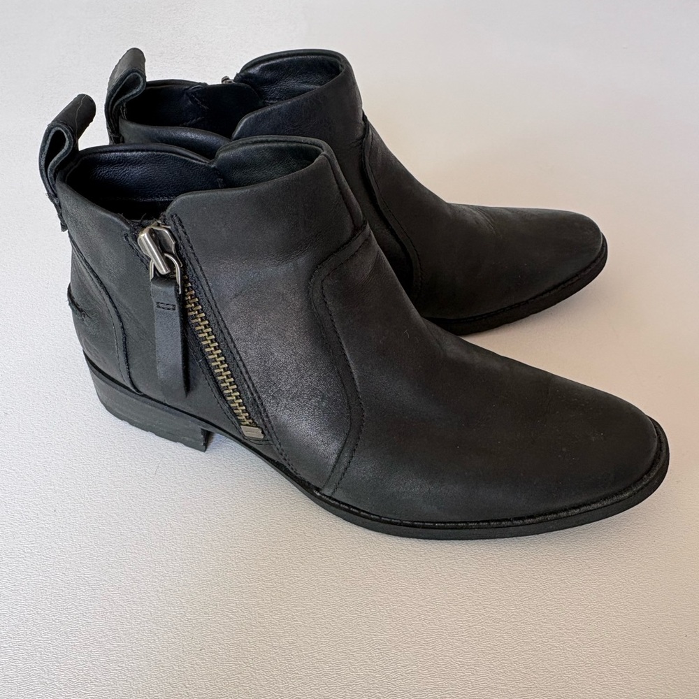 UGG Aureo Ankle Boots Black Leather Zip Sides Boho Classic Minimalist Size 8.5